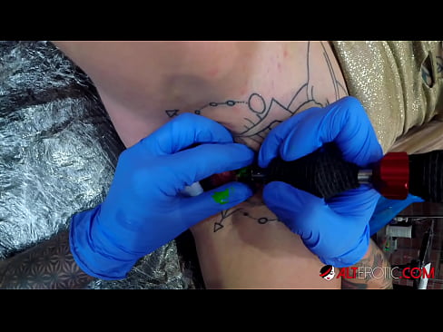 ❤️ Extrem tätowierte Hottie Sully Savage hat ein Tattoo auf ihrer Klitoris ❤️❌ Quality sex bei uns ❌️❤